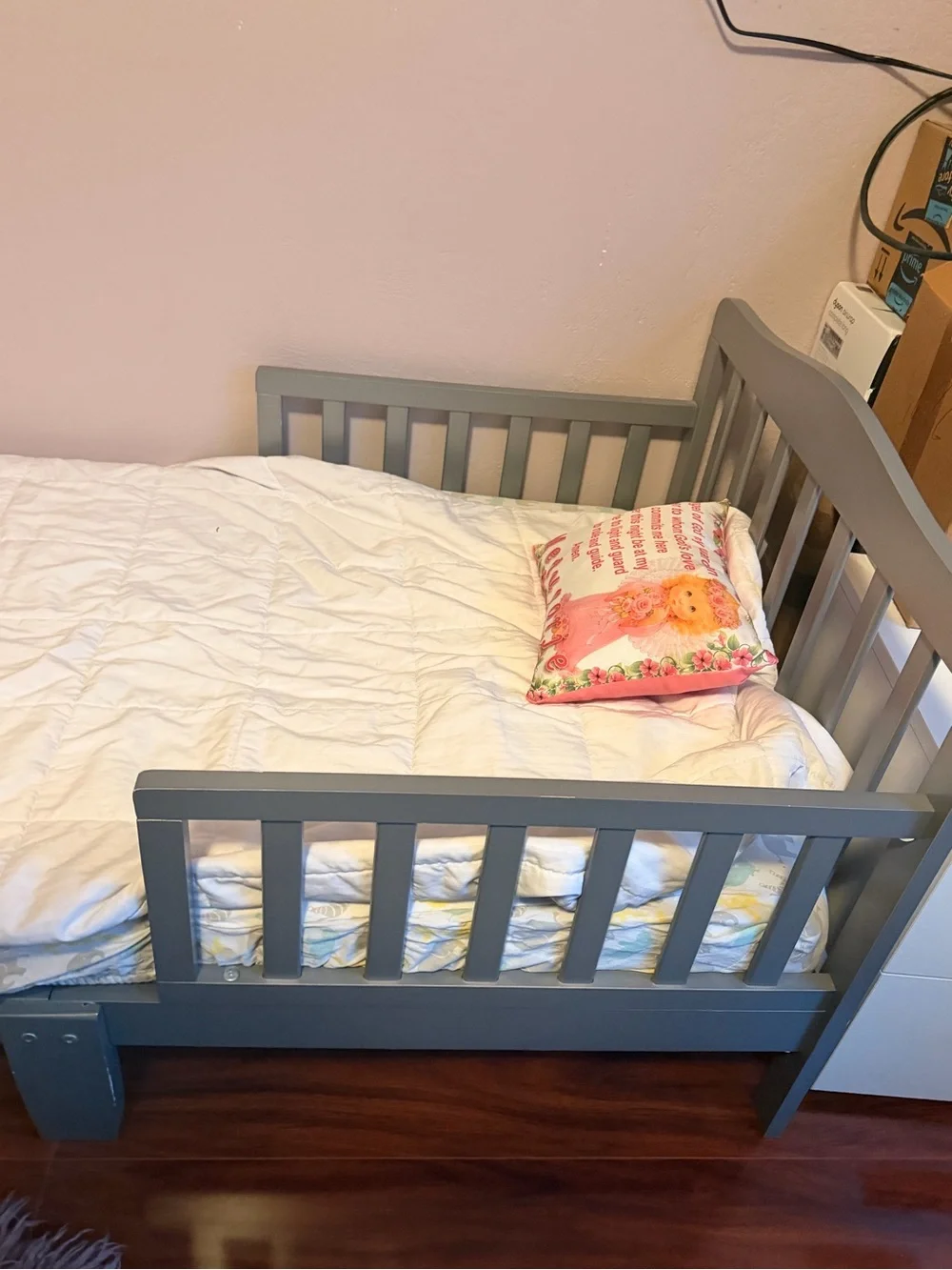 Toddler bed + comforter + mattress